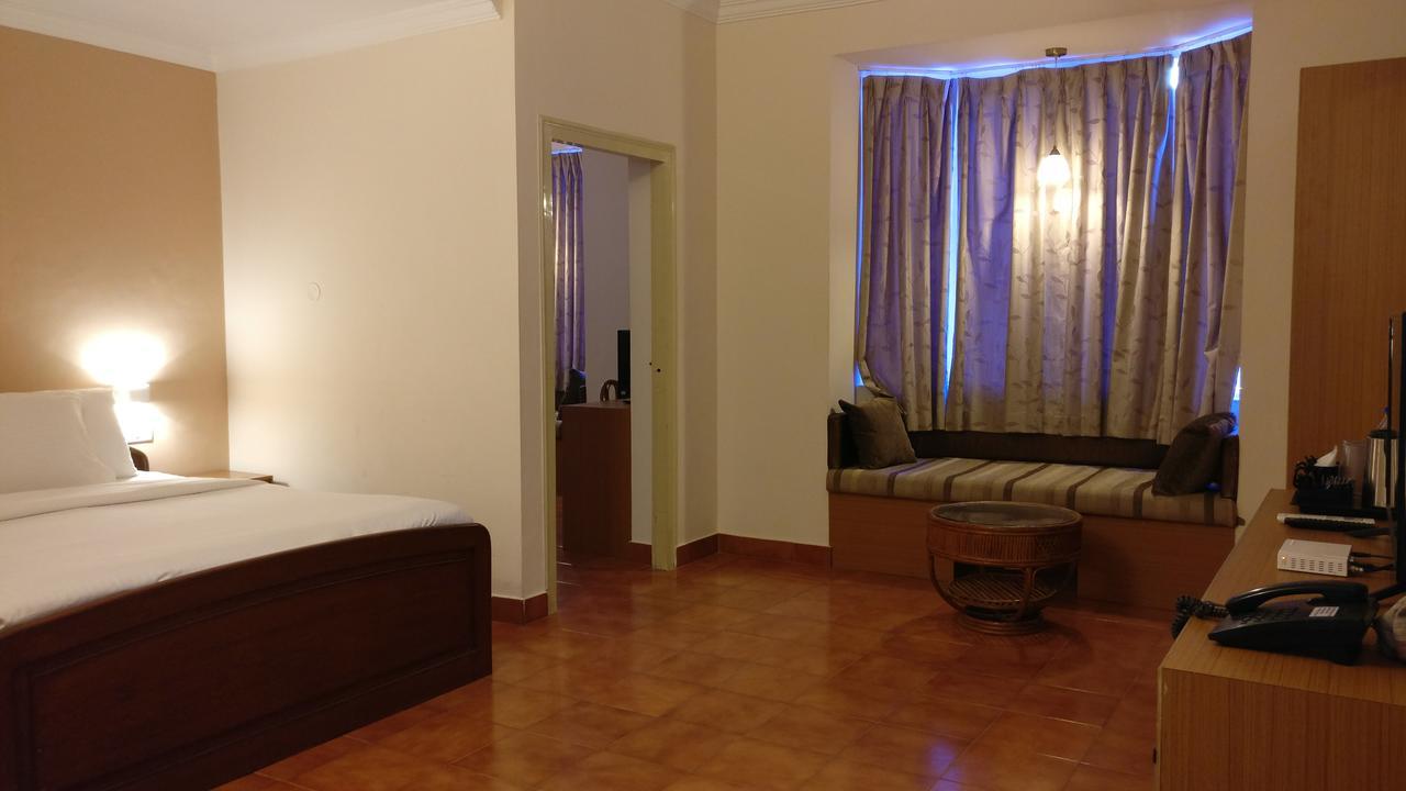 Hotel Sai Towers Puttaparti Exterior foto